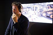 Jan Josef Liefers testet den Over Ear-Kopfhörer „Space One“ (PhotoSebastian Widmann/Getty Images )